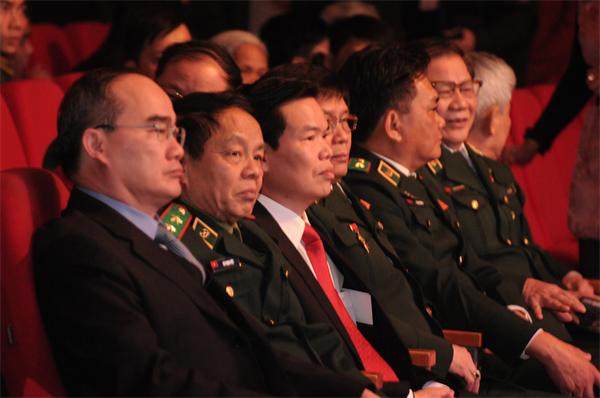 Đồng chí Nguyễn Thiện Nhân, Ủy viên Bộ Chính trị, Chủ tịch Ủy ban Trung ương Mặt trận Tổ quốc Việt Nam cùng Thủ trưởng Bộ Tư lệnh BĐBP tham dự chương trình.