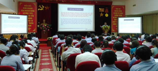 Khách hàng sử dụng thiết bị dịch, hệ thống âm thanh, thiết bị trình chiếu do Trần Gia phục vụ