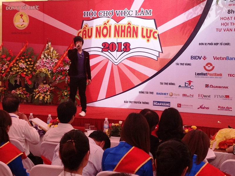 Ca sỹ khách mời Khánh Phương tham gia cùng hội chợ năm nay
