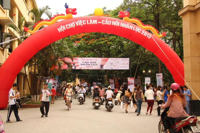 Ngay lối vào là cổng hơi với thông tin và chủ đề hội chợ