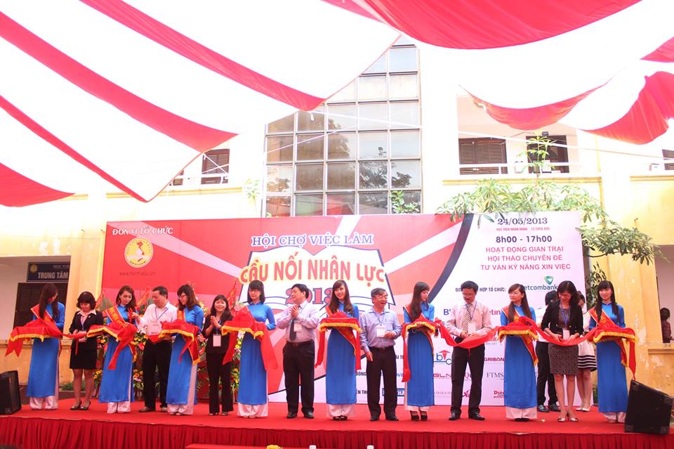 Cắt băng khai mạc hội chơ Việc làm 2013