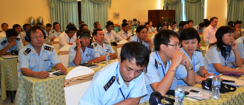 Các cán bộ Hải quan tham gia hội thảo sử dụng thiết bị dịch do Trần Gia cung cấp