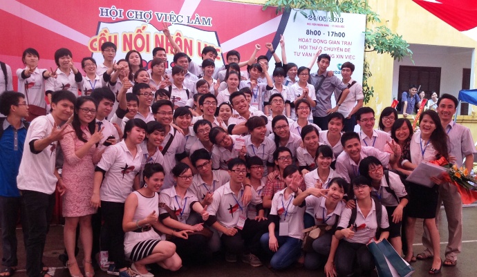 Sinh viên câu lạc bộ Nhà ngân hàng tương lai chụp ảnh lưu niệm cùng các thầy cô phòng quản lý người học